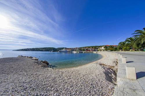 Seafront vacation house w JACUZZI 5 meters from beach