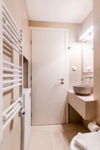 Urban 1 BDR Apartment - image 7
