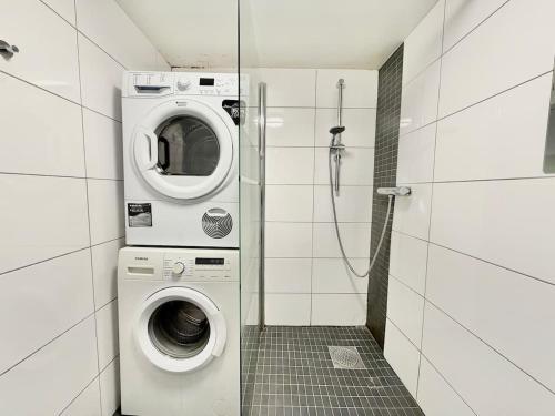 2 Bedroom Apartment With 4 Beds For Workers Near Volvo Free Parking - image 2