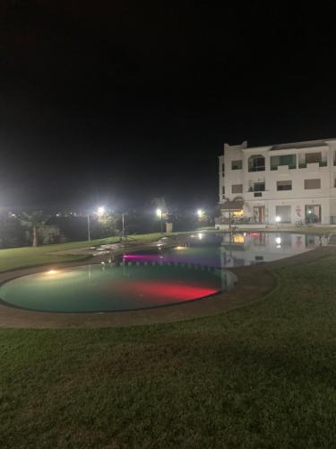 Superbe appartement avec piscine et vue mer Résidence Yasmina (Superbe appartement avec piscine et vue mer Residence Yasmina) in El Mansouria