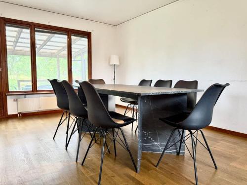 3 Bedroom Workers Villa Near For 6 People Near Volvo With Free Parking - image 2