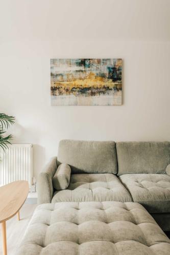 Kensington Gardens 2 bedroom flat with a balcony - image 3