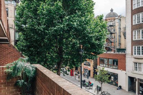 Kensington Gardens 2 bedroom flat with a balcony - image 9