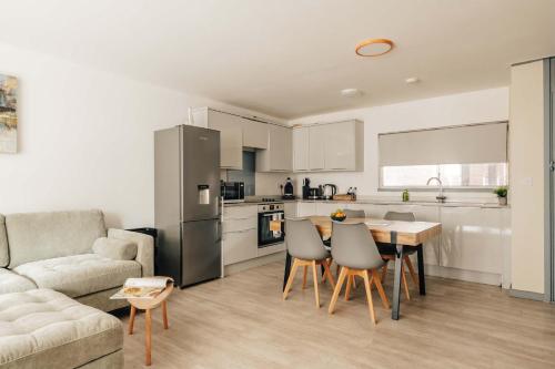 Kensington Gardens 2 bedroom flat with a balcony - image 13