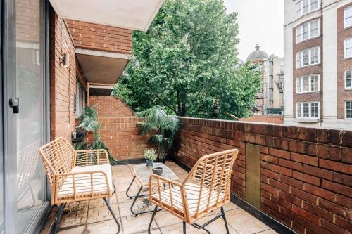Kensington Gardens 2 bedroom flat with a balcony - main image