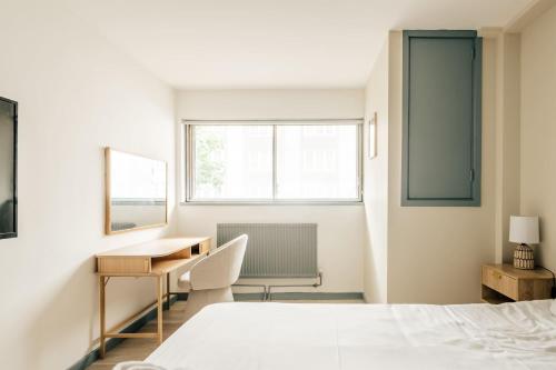 Kensington Gardens 2 bedroom flat with a balcony - image 6