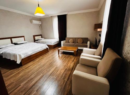 1 queen bed, 1 twin bed