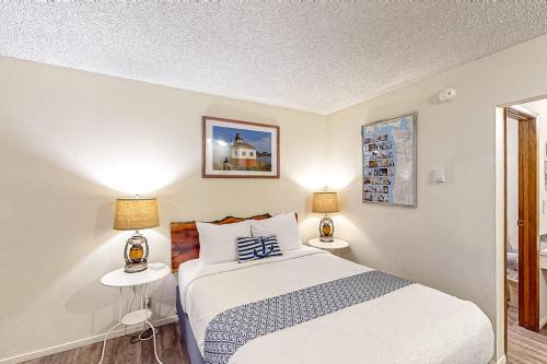 Retro beach room near downtown with fast WiFI - walk to shops & eateries