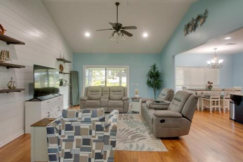Peaceful Lake Escape w/ Dock in Coffee County in ดักกลาส (GA)