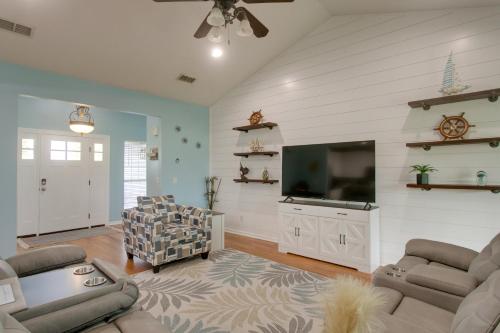 Peaceful Lake Escape w/ Dock in Coffee County in ดักกลาส (GA)