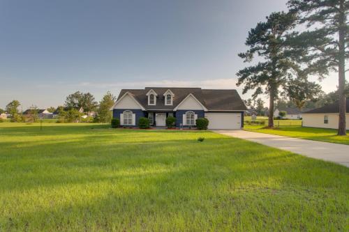 Peaceful Lake Escape w/ Dock in Coffee County in ดักกลาส (GA)