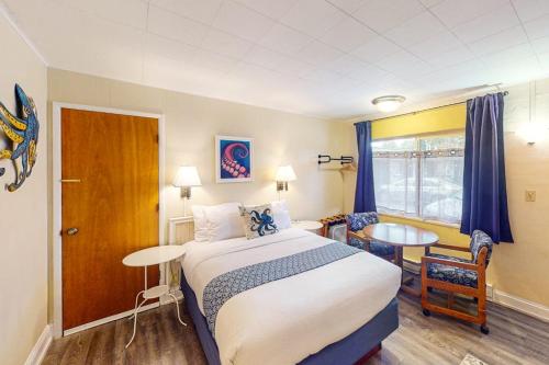 Spacious 2-room combo close to Bandon with cable WiFi mini-fridge - dogs OK - image 14
