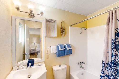 Spacious 2-room combo close to Bandon with cable WiFi mini-fridge - dogs OK - image 11