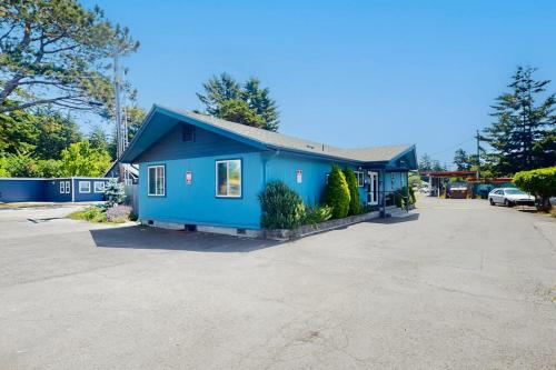 Spacious 2-room combo close to Bandon with cable WiFi mini-fridge - dogs OK - image 2
