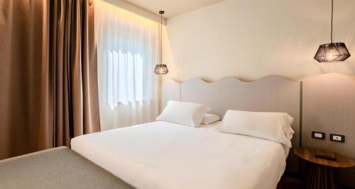 1 queen bed, 1 twin bed