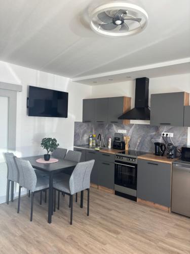 Kitchen, Apartman U Mostu II in Cikhaj
