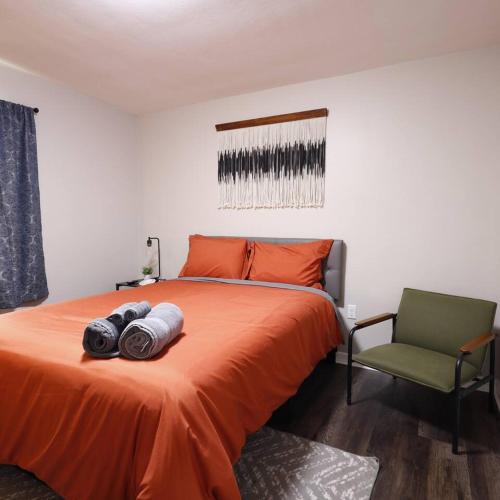 . Modern 2BR Upstairs Unit - Sleeps 4 • Free Parking