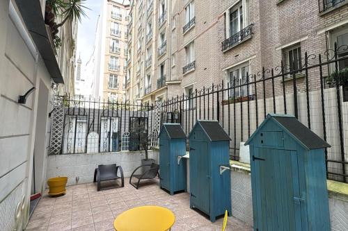 Apartment with terrace and Eiffel Tower view - image 4