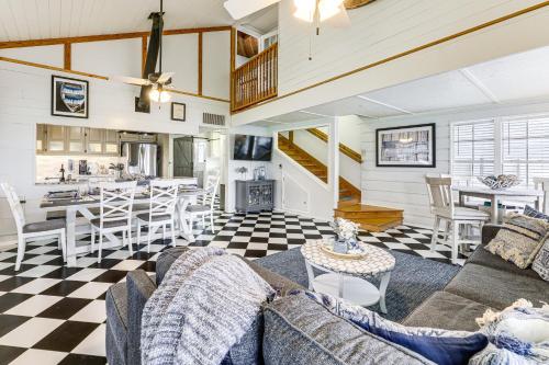 Nautical Home w/ Paddleboard, Walk to Lake in คิงส์แลนด์ (TX)