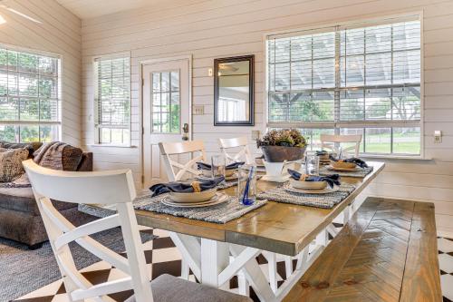 Nautical Home w/ Paddleboard, Walk to Lake in คิงส์แลนด์ (TX)