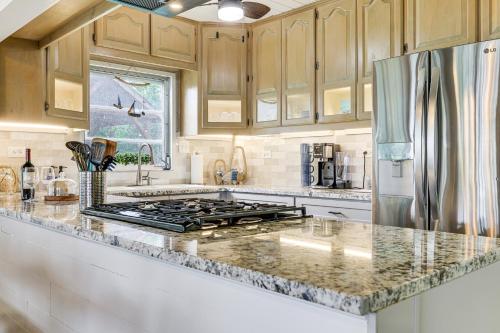 Nautical Home w/ Paddleboard, Walk to Lake in คิงส์แลนด์ (TX)