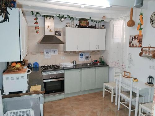 Charming House in Íllar with Mountain View and Balcony (Charming House in Illar with Mountain View and Balcony) in Ibanez