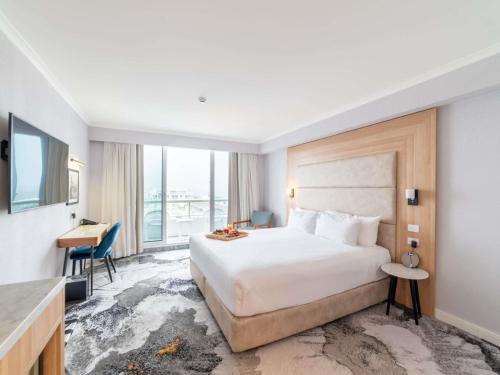 1 king bed, 2 queen beds