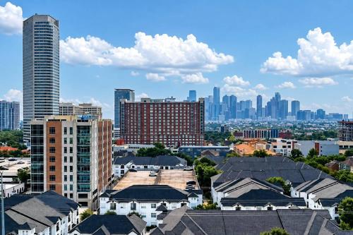 Surrounding environment, Luxury 1BR Retreat in River Oaks Pool & Parking in Houston