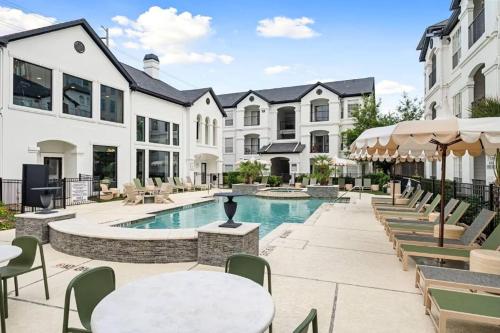 Swimming pool, Luxury 1BR Retreat in River Oaks Pool & Parking in Houston