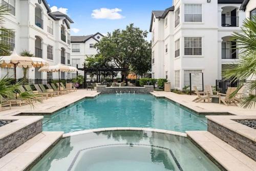 Exterior view, Luxury 1BR Retreat in River Oaks Pool & Parking in Houston