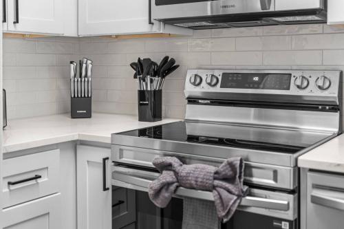 Luxury 1BR Retreat in River Oaks Pool & Parking in Houston