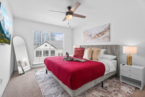 Bed, Luxury 1BR Retreat in River Oaks Pool & Parking in Houston