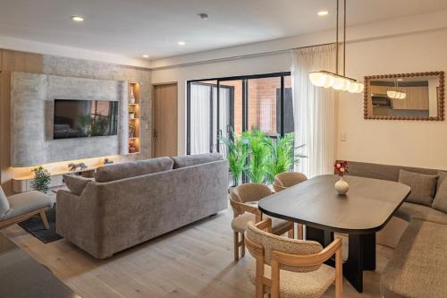 Radiant 2BR 2BA, Pool, Jacuzzi, Gym & Roof Garden