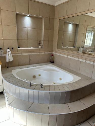Mario & Luiza's Cozy Stay - Pool, Braai & Games in Worcester
