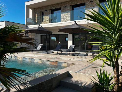 bazen, Villa Prestige YourHostHelper in Caremeau