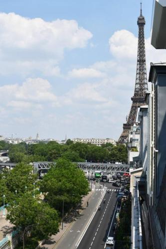 Stylish 1BR view of River Seine and Eiffel Tower