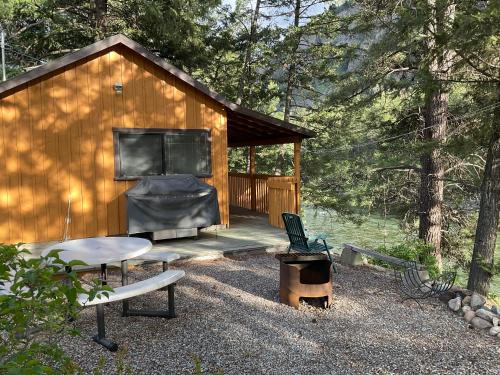 . Doug's Emporium and Riverside Cabins