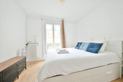 Newly furnished 2BR AC near Eiffel Tower