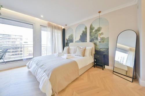 Luxury Studio with Stunning Eiffel Tower View