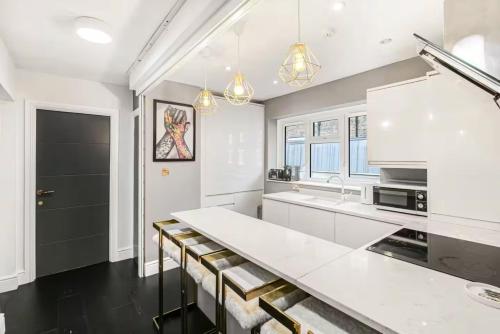 Chelsea 3-Bed Steps from Kings Road - image 5