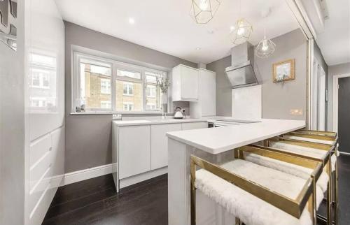 Chelsea 3-Bed Steps from Kings Road - image 8