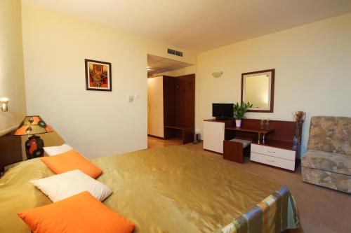 Double or Twin Room with Balcony image 4