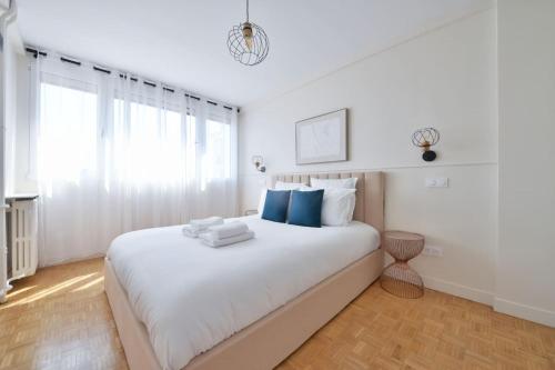 Gorgeous unit next to the Seine and Eiffel Tower