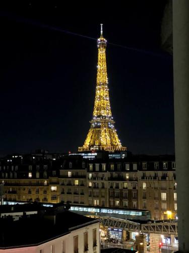 Best Eiffel Tower View Refurbished Studio