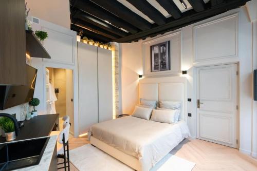 Charming Comfy Marais Studio in Historic Building