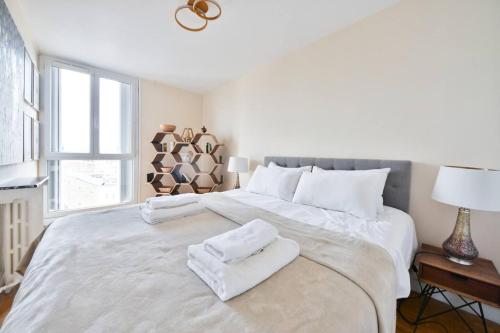 Vibrant 1BR with balcony and view of Eiffel Tower