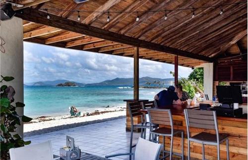 酒吧/Lounge Bar, Sapphire Beach Great View Ground Floor Generator in 雷德胡克