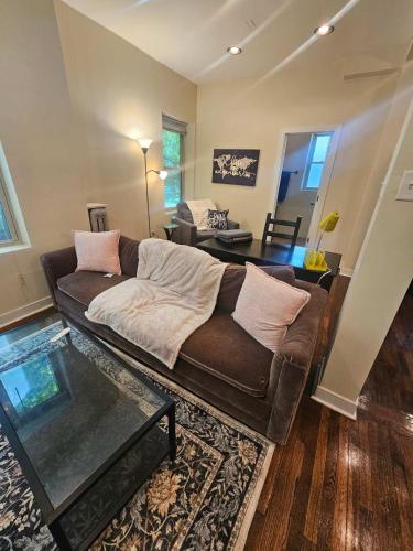 2 Bedroom Unit in Uptown Chicago - image 9