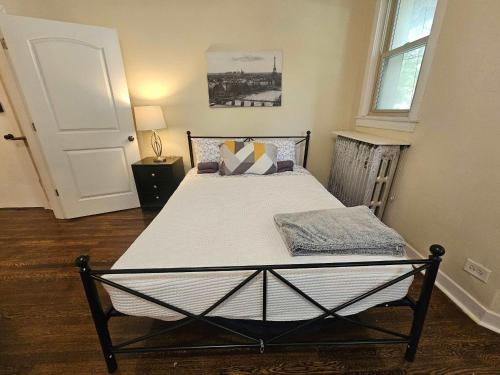 2 Bedroom Unit in Uptown Chicago - image 2