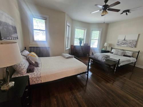 2 Bedroom Unit in Uptown Chicago - image 4